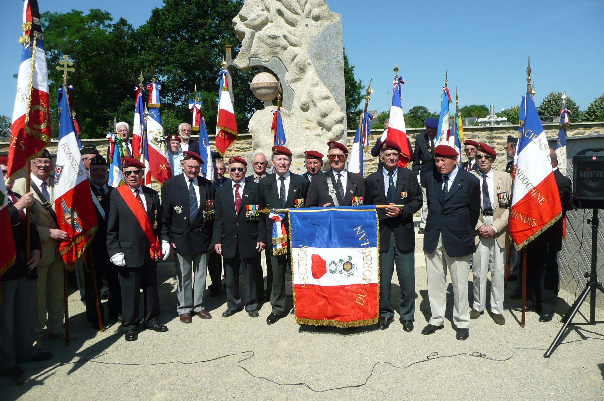 Jean-Paul entouré de ses camarades Paras lors de la cérémonie d’hommage au général Bigeard à Lauzach