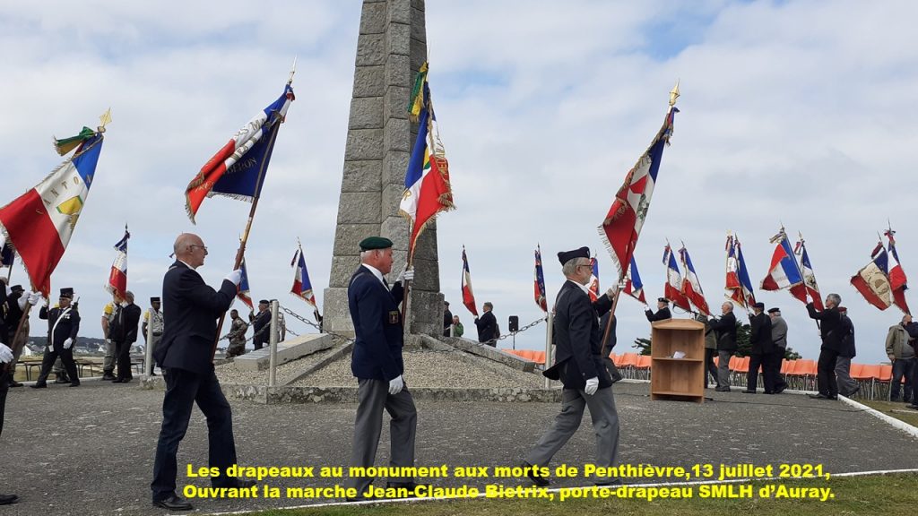 les porte-drapeaux autour du monumnet aux morts de Penthièvre le 13 juillet 2021