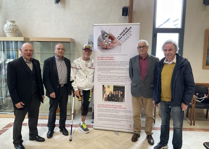 autour du Kakémono; de droite à gauche : anlina Nicolazo, maire de Cléguer, CA(2s) Brunon Sarade, vice-président du comité de lorient, Guy Amalfitano, Guy Sinel et Pierre Gémin