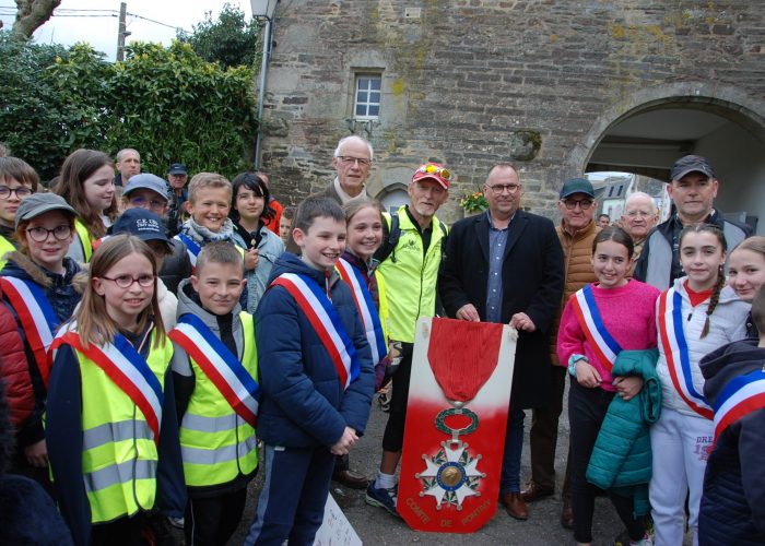 derrière le conseil municipal des enfants, Philippe Prévost, Guy Amalfitano, le maire de Noyal-POntivy, Jo Rouxel, François Demoustier et Louis Cadic
